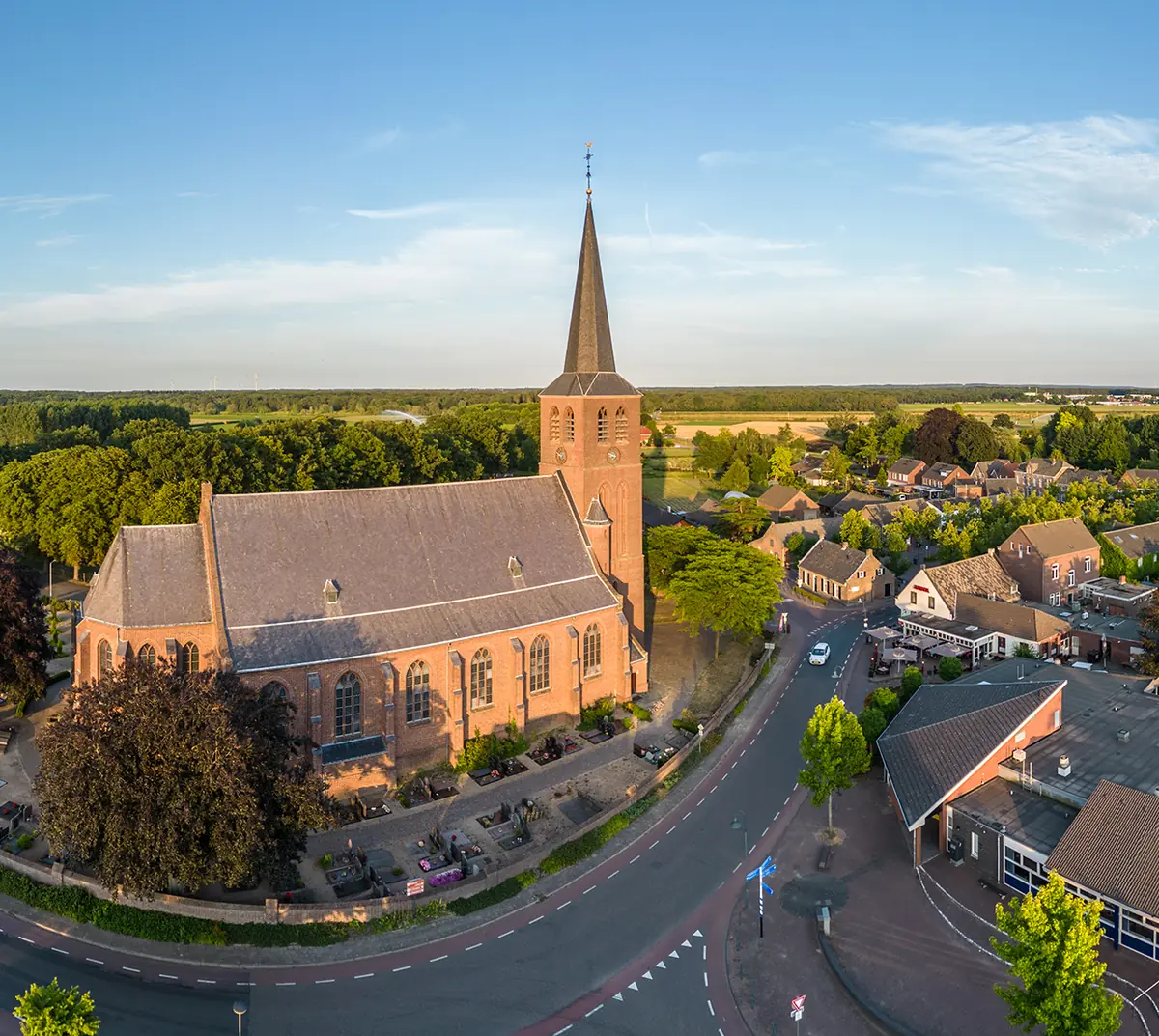 Die Sint-Gertrudiskerk und der Ortskern von Lottum aus der Luft, im Abendlicht