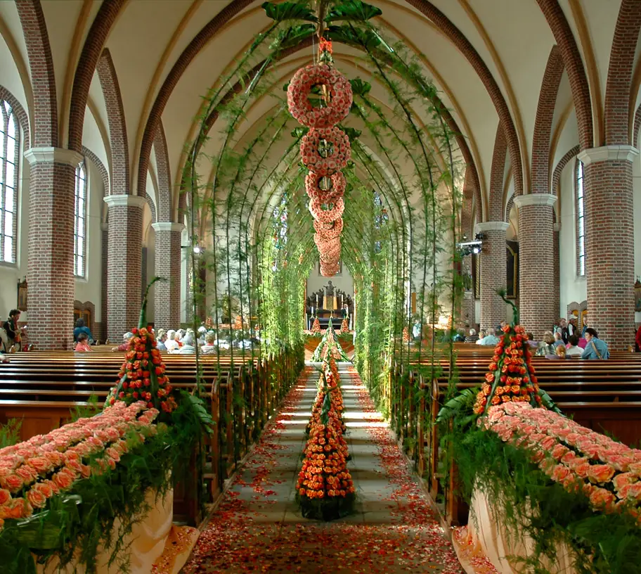 Rosengestecke, Rosenkränze und Rosenblätter in der Kirche von Lottum während des Rosenfestivals 2006