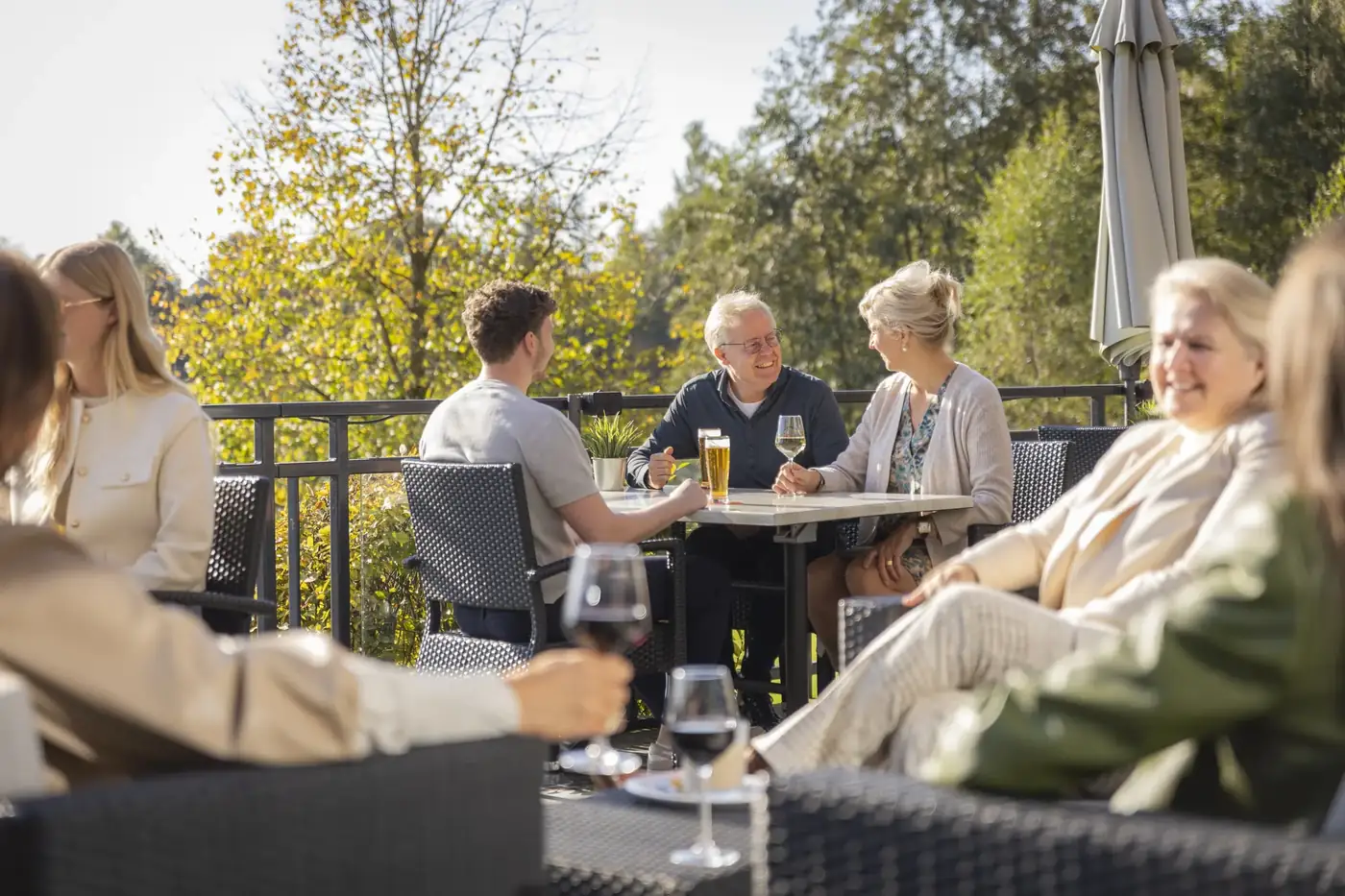 Gäste auf der Terrasse des Parkhotel Horst