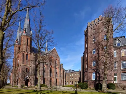 De neogotische kerk van het Missiehuis Sint-Michaël met de toren ernaast