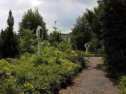 Grindpad door de kloostertuin van het Heilig Hartklooster, met een kruiswegstatie