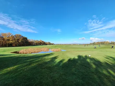 Fairway mit Teich auf dem Golfplatz De Swinkelsche