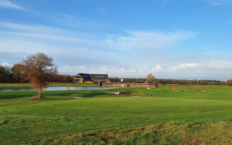 Clubhaus des Golfplatzes De Swinkelsche am Wasser