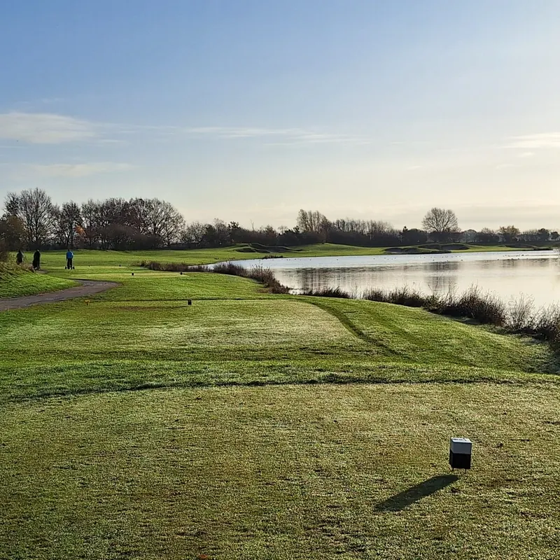 Abschlag am Wasser auf dem Golfplatz De Swinkelsche