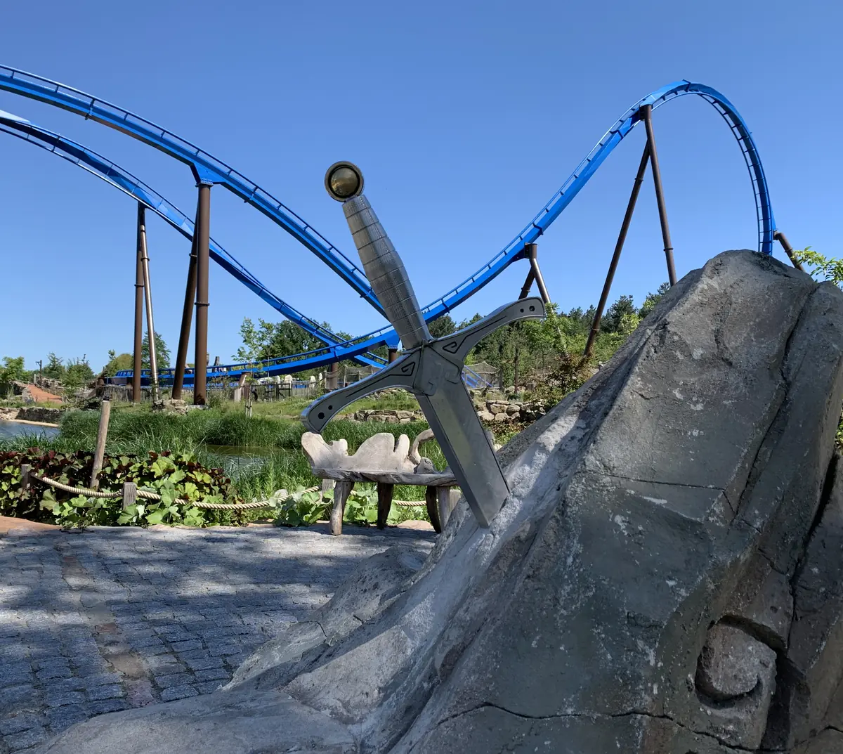 Das Schwert Excalibur im Stein, dahinter die Bahn von Fenix, in Avalon