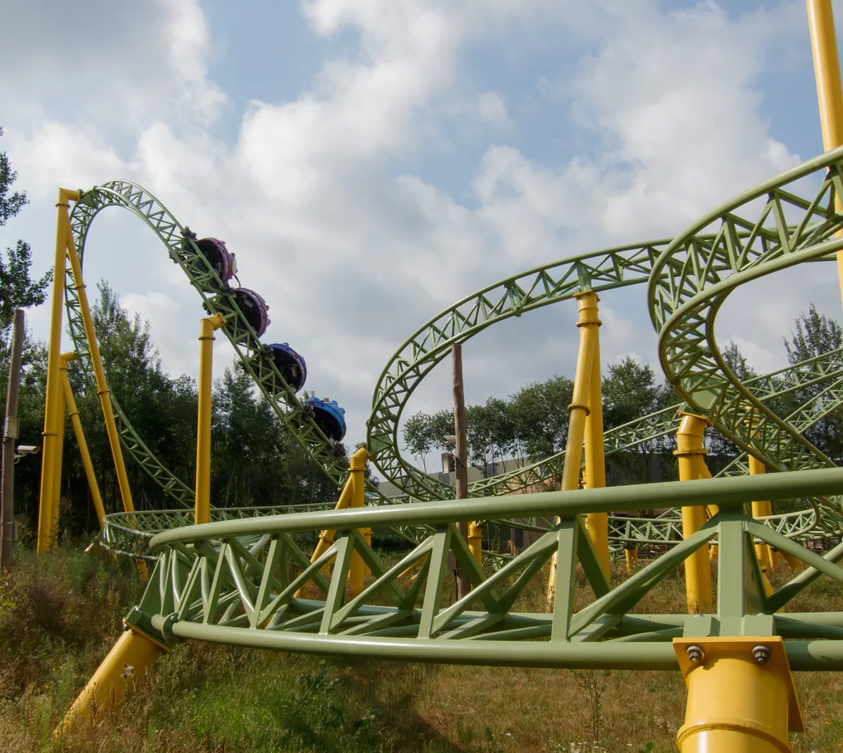 Der grün-gelbe Spinning Coaster Dwervelwind in der Magische Vallei im Toverland