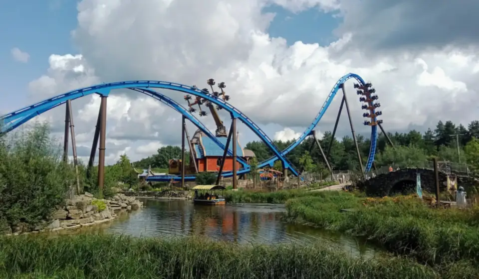 Die blaue Achterbahn Fenix über dem See in Avalon, Toverland
