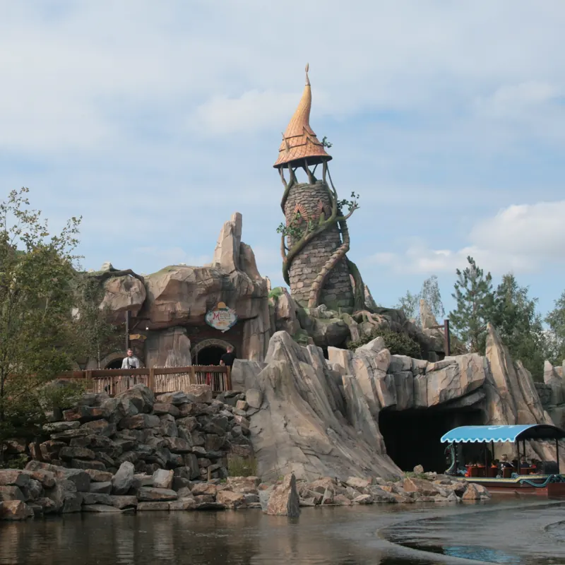Der Turm von Merlin’s Quest und ein Boot an der Grotte in Avalon, Toverland