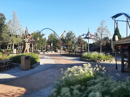 Ruhiger kleiner Platz in Avalon mit Fenix im Hintergrund