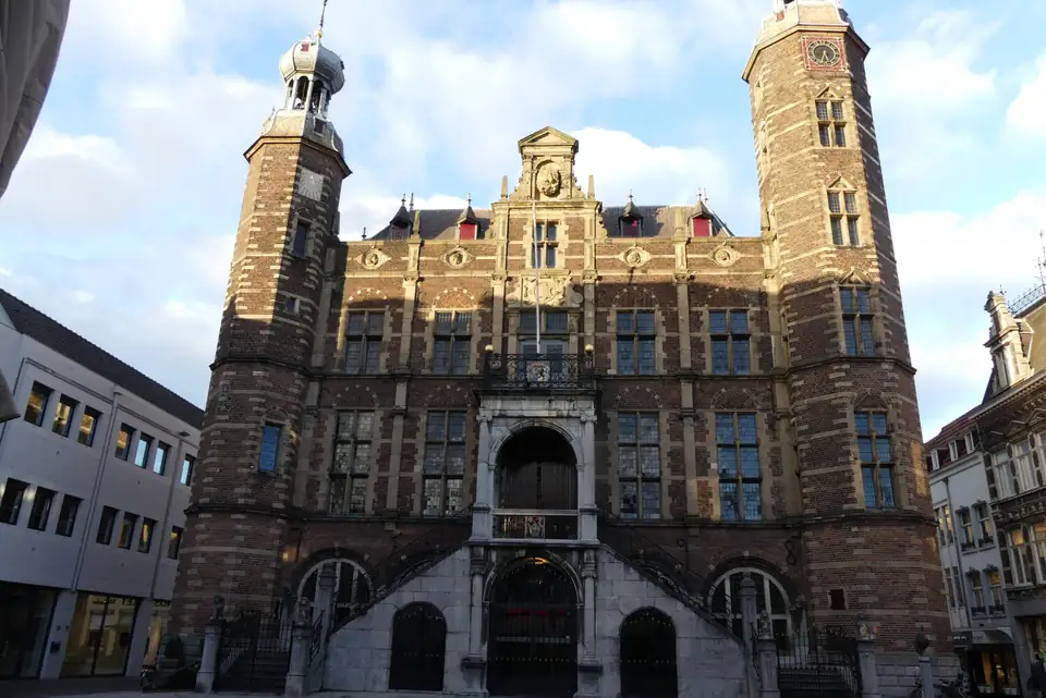 Das Renaissance-Rathaus von Venlo am Markt, mit seinen zwei ungleichen Ecktürmen