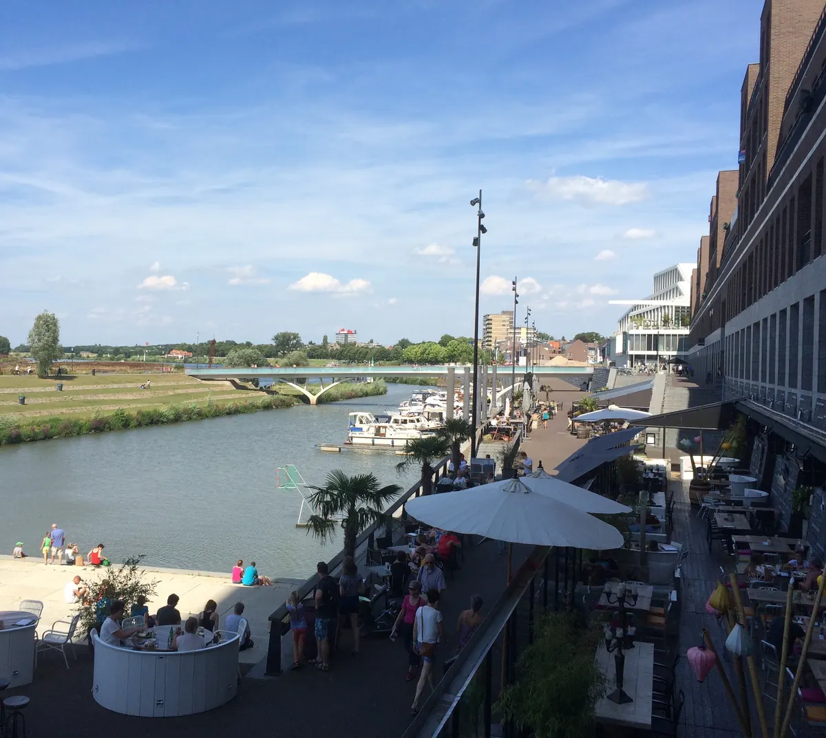 Terrassen am Maasboulevard in Venlo, mit der Maas daneben