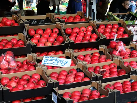 Marktstand mit Kisten roter Äpfel auf dem Markt in Venlo