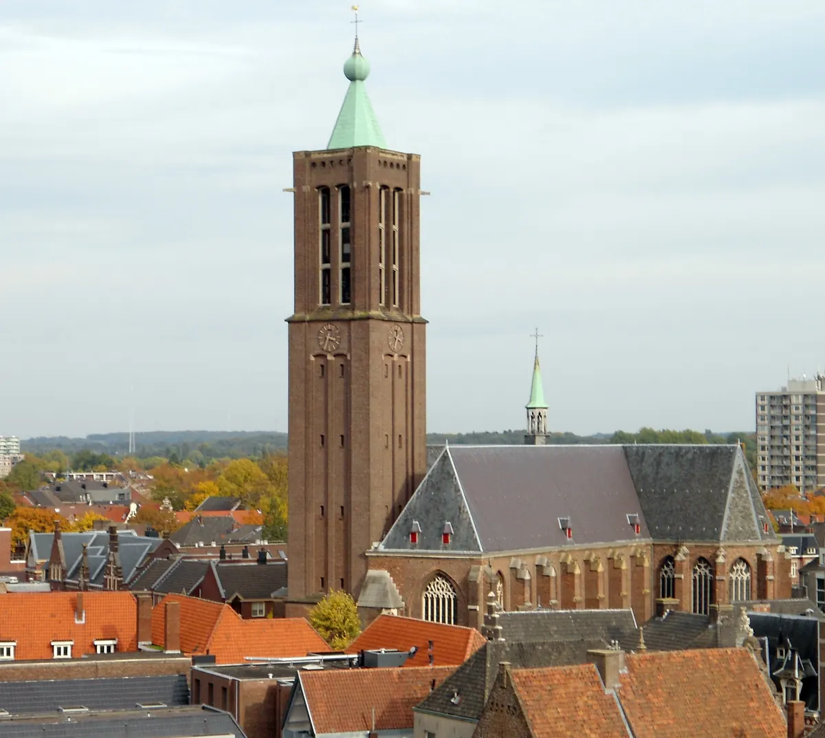 Die Sint-Martinusbasiliek mit ihrem wiederaufgebauten Turm über den Dächern von Venlo