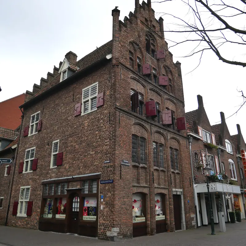 Das spätgotische Romerhuis mit Treppengiebel an der Ecke des Kwartelenmarkt in Venlo