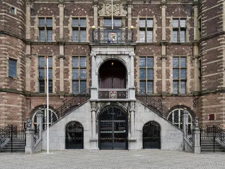 Die Freitreppe und der Eingang des Renaissance-Rathauses von Venlo
