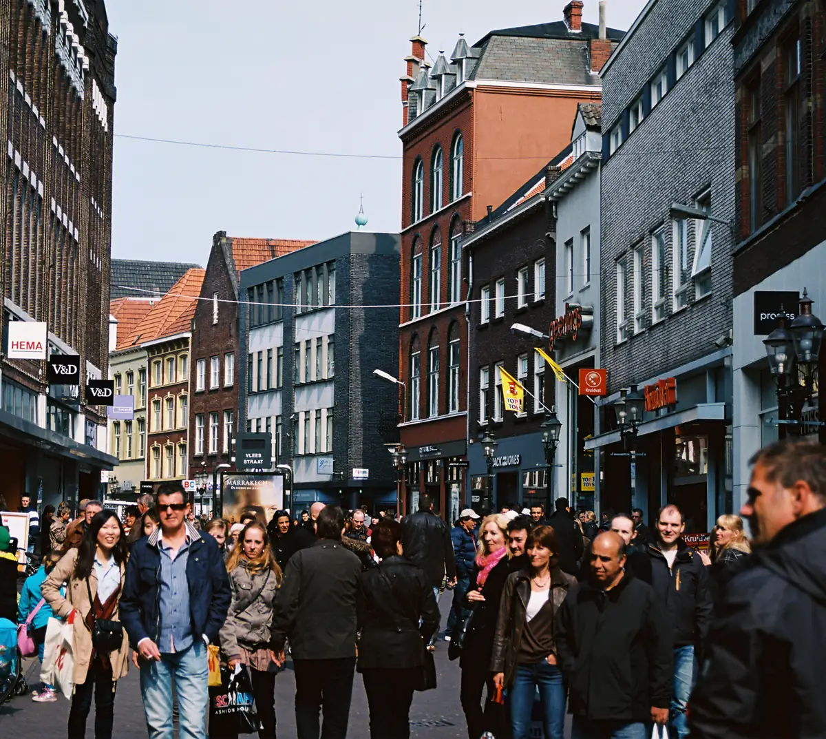 Passanten beim Einkaufen in der Vleesstraat in Venlo