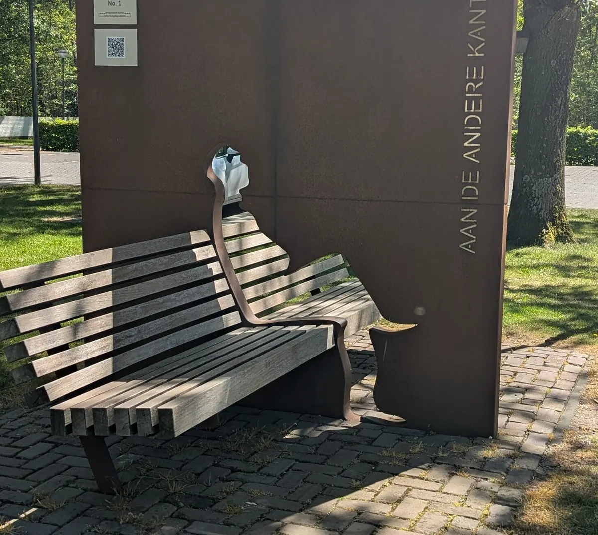 Die Bank Aan de andere kant mit einer Silhouette in der Stahlwand, am Friedhof in Ysselsteyn