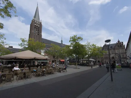 Terrassen auf dem Grote Markt in Venray mit dem Turm der Grote Kerk