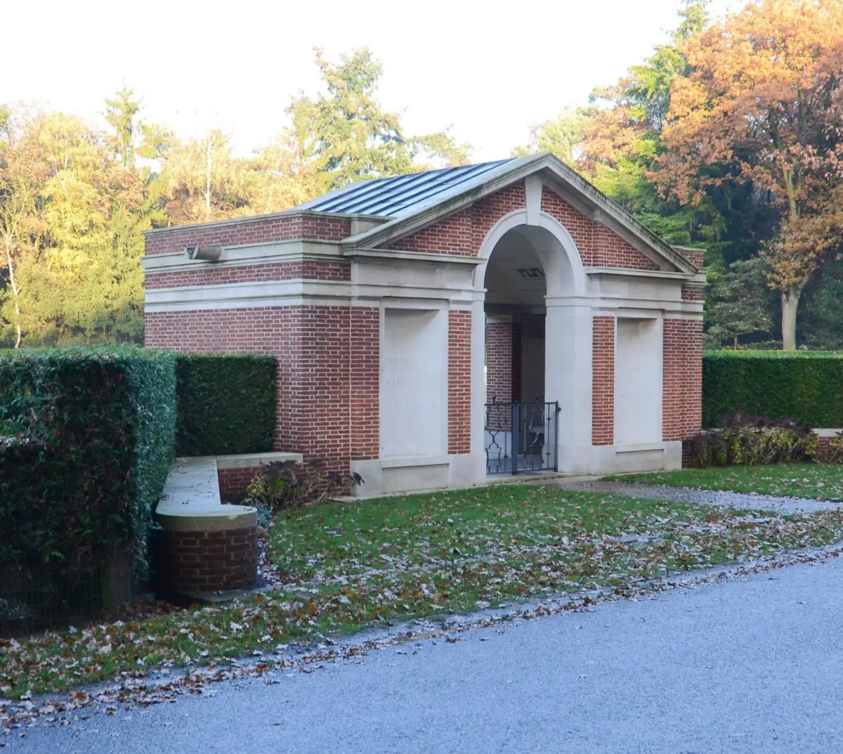 Das Eingangsgebäude aus Backstein des Venray War Cemetery im Herbst