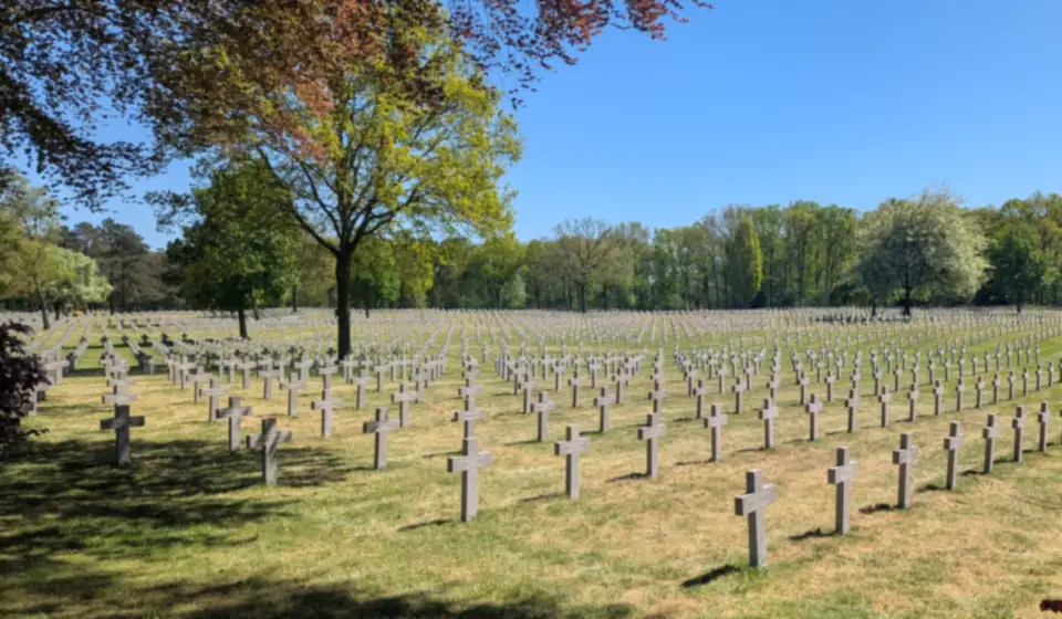 Reihen steinerner Kreuze auf dem deutschen Soldatenfriedhof in Ysselsteyn, an der Radroute von Venray Remembers