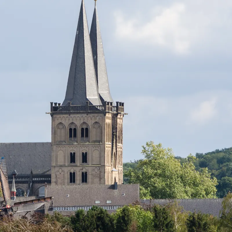 De torens van de Dom St. Viktor boven de daken van Xanten