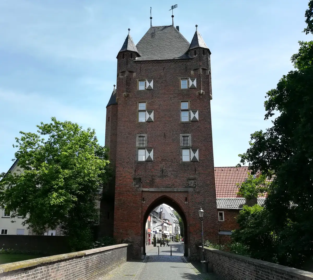 Het Klever Tor in Xanten, een bakstenen stadspoort uit 1393 met een brug ervoor