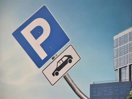 Blauw parkeerbord met een P en een autosymbool