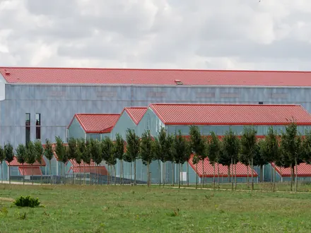 Het LVR-RömerMuseum met rode daken in het Archäologischer Park Xanten