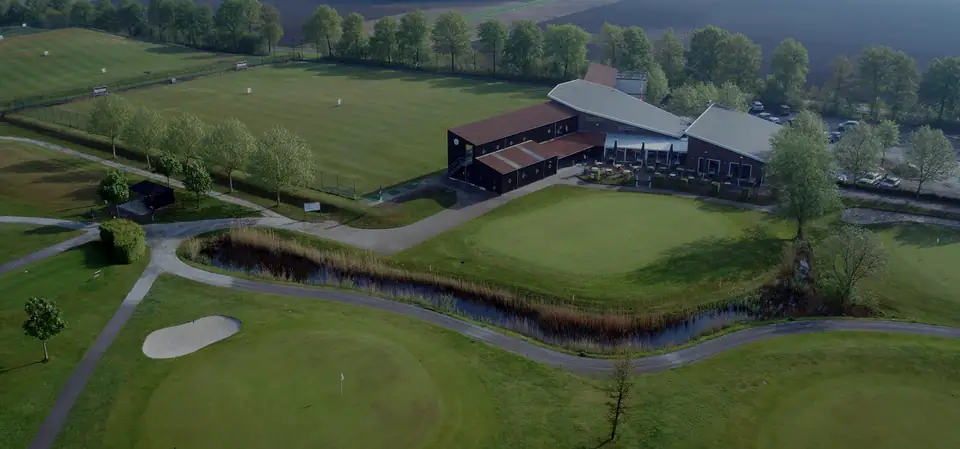 Clubhuis en baan van Golfbaan De Golfhorst in America, van bovenaf
