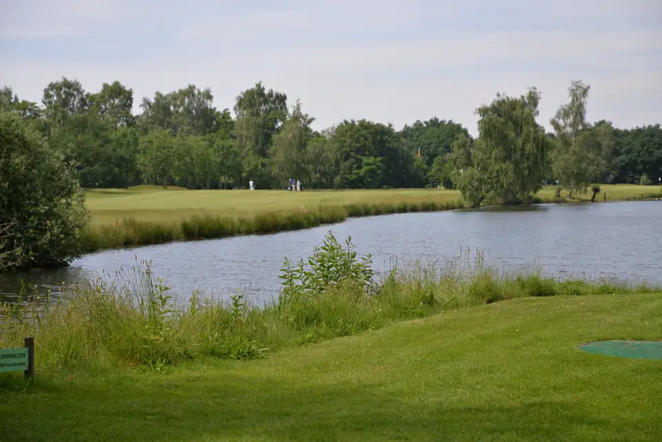 Hole 18 van Golf- en Countryclub Geijsteren, met water voor de green