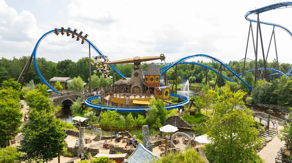 Toverland in Sevenum van bovenaf, met de wereld Avalon en achtbaan Fenix