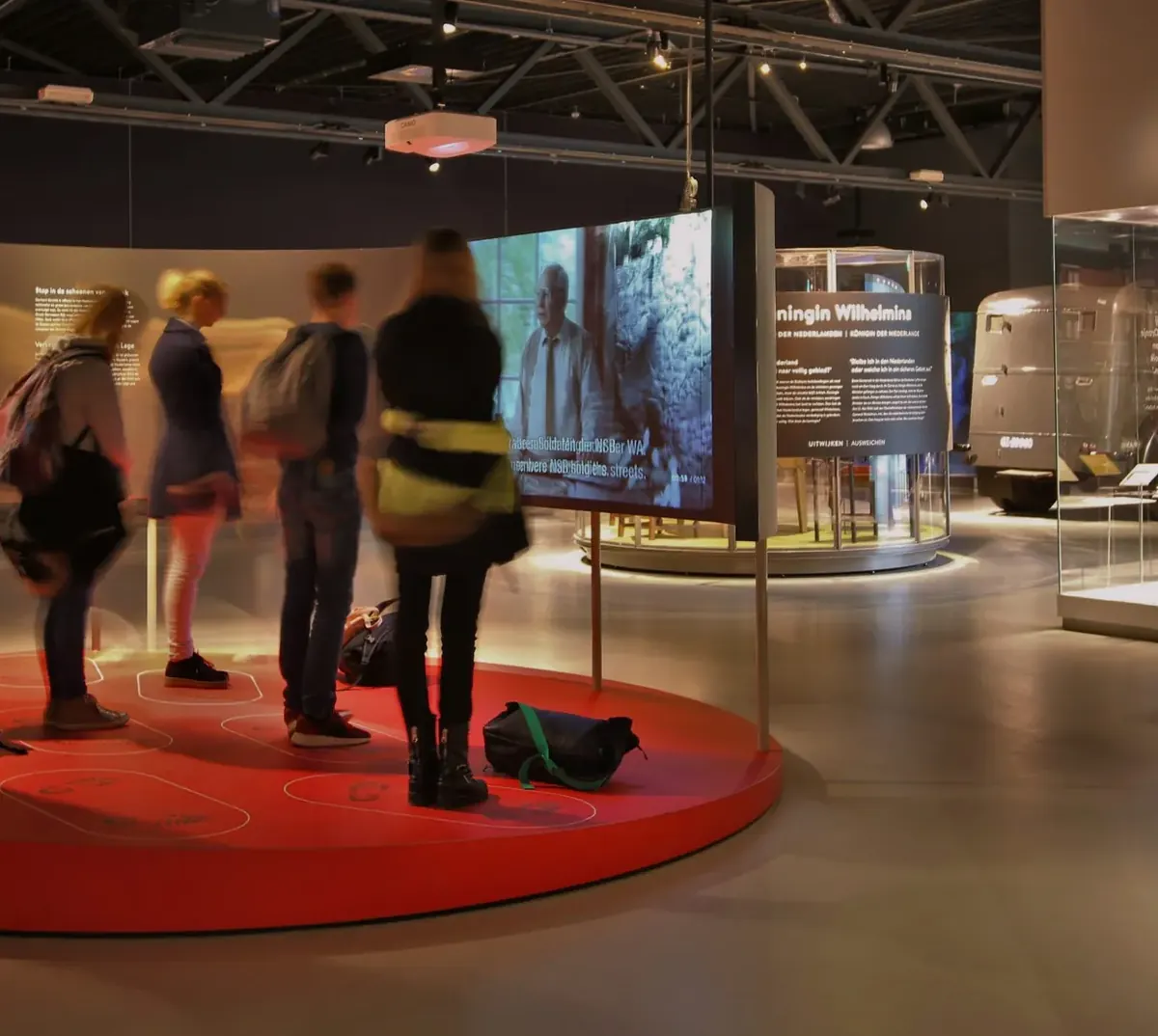 Bezoekers in het Oorlogsmuseum Overloon