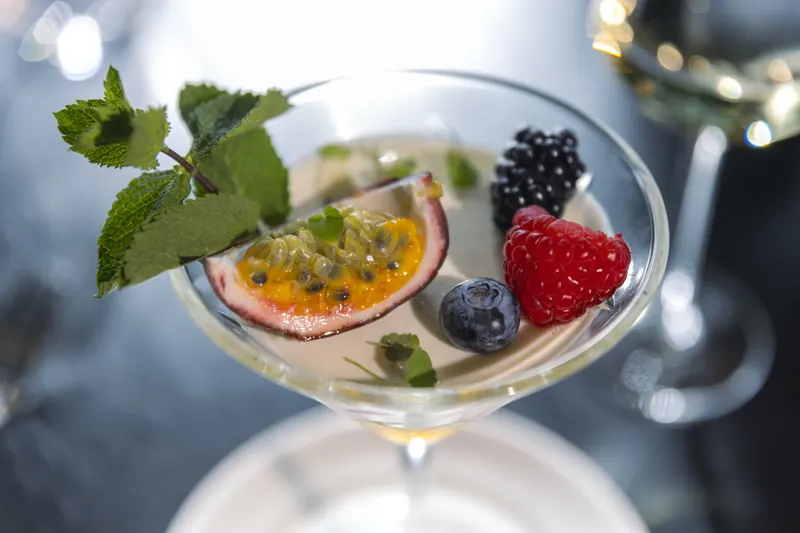 Dessertbecher mit Passionsfrucht, Beeren und Minze vom Restaurant BØFF
