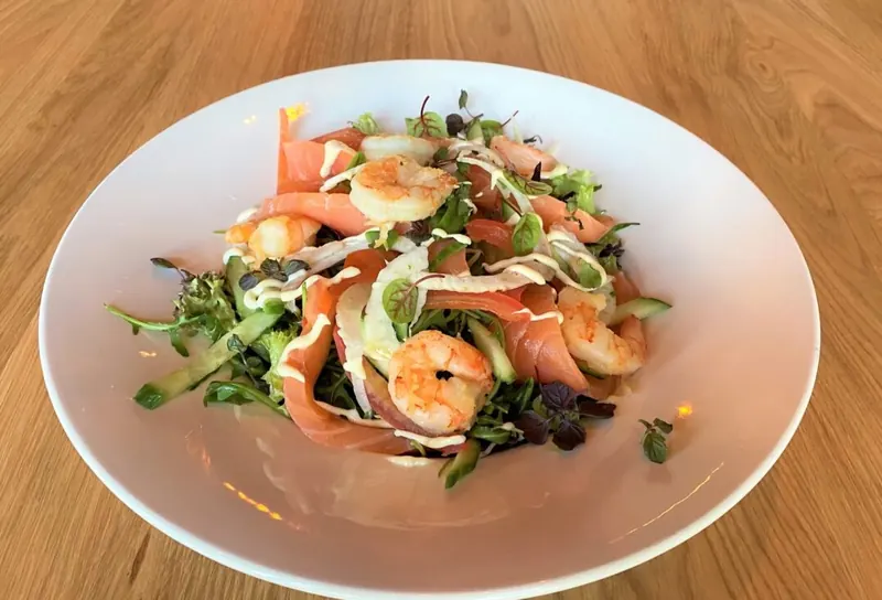Main-course salad with salmon and prawns from the lunch menu of restaurant BØFF