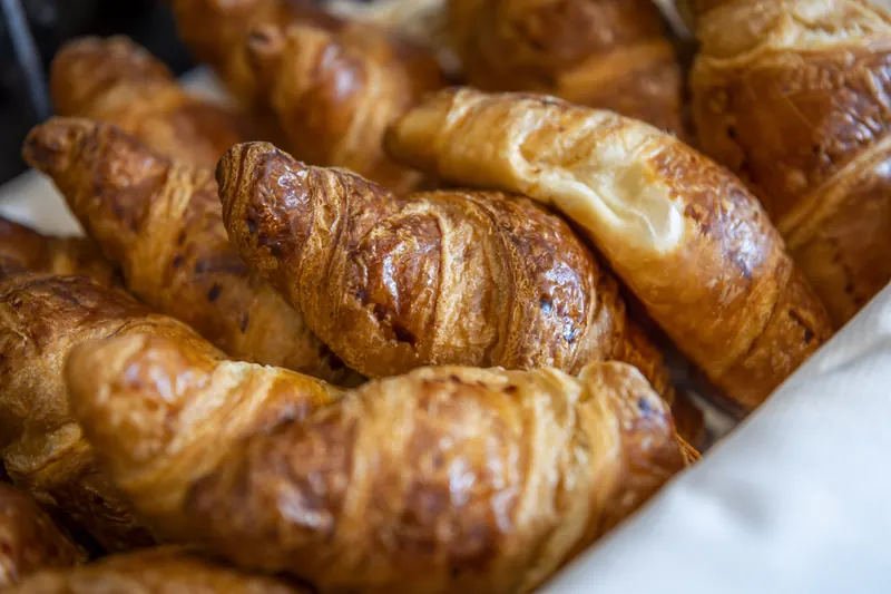 Verse croissants op het buffet