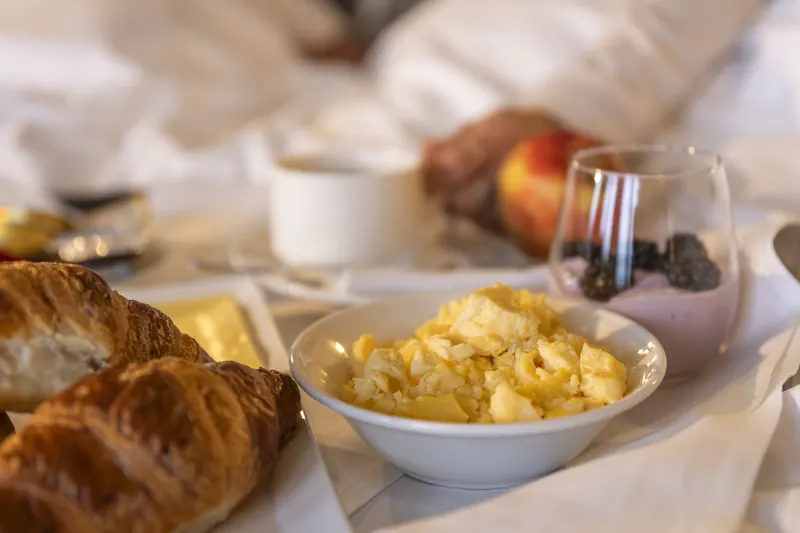 Ontbijt met roerei, croissants en fruit