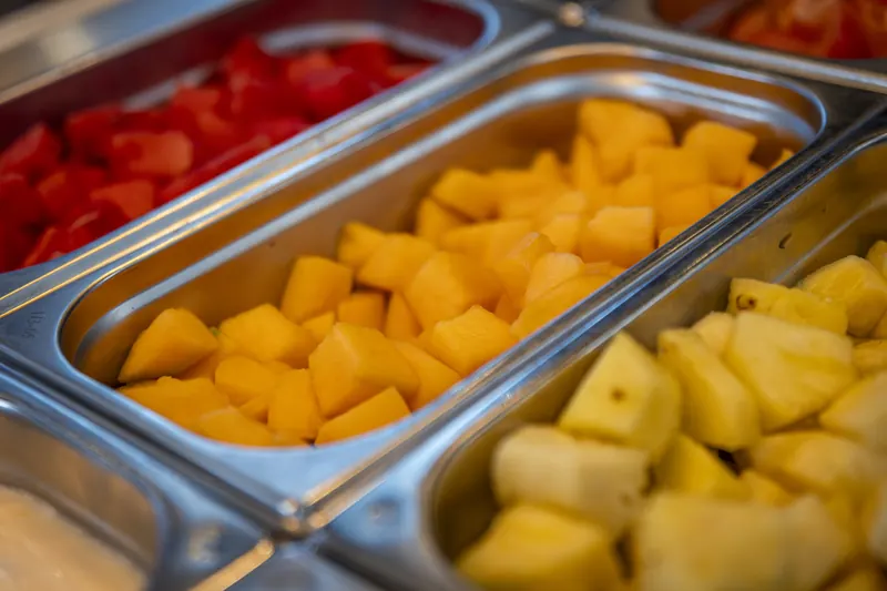 Bakken vers fruit op het buffet
