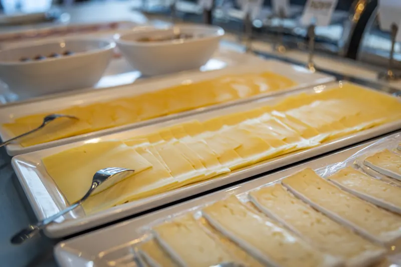 Schaaltjes gesneden kaas op het buffet