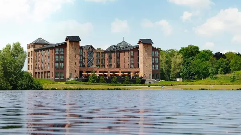 Parkhotel Horst gezien vanaf het meer