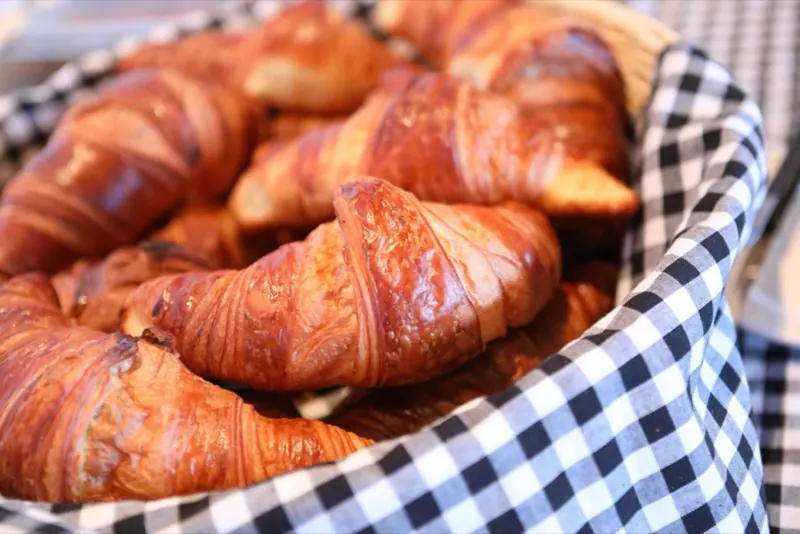 Verse croissants bij het ontbijtbuffet