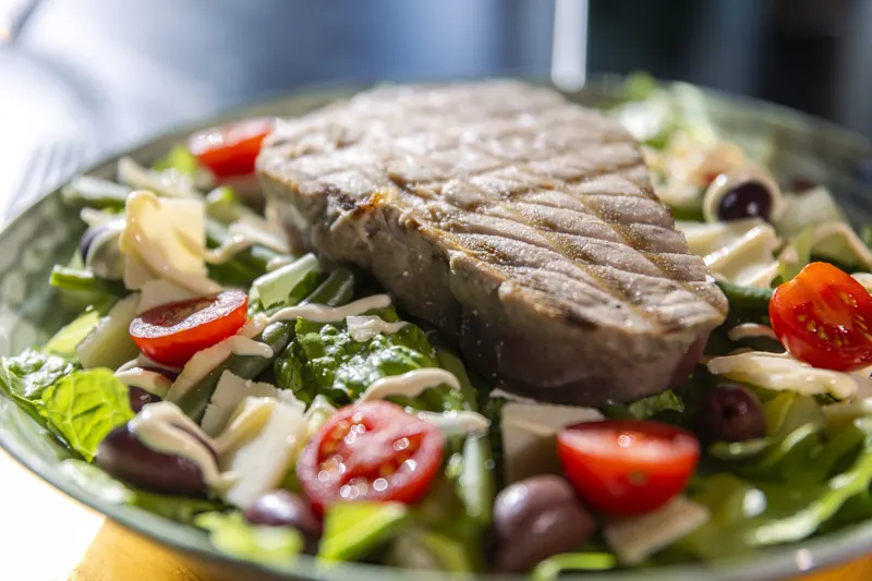 Maaltijdsalade met tomaat en olijven van de lunchkaart