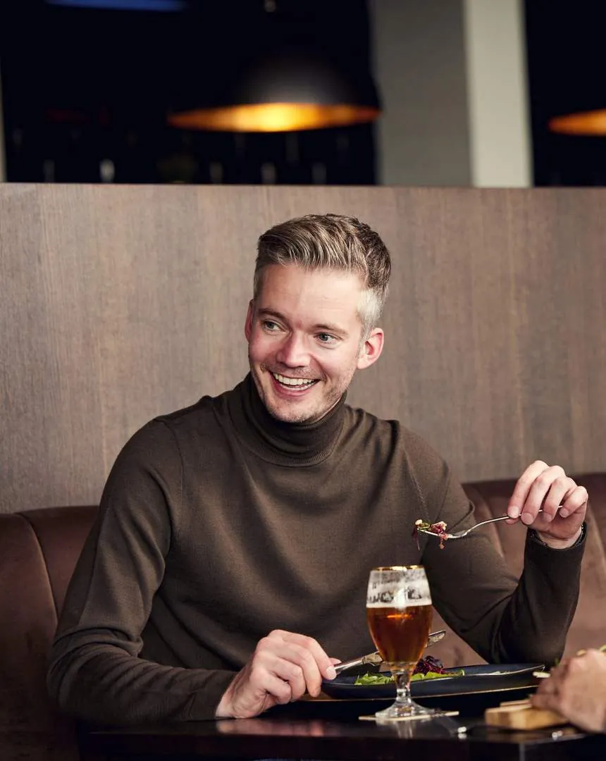 Gast geniet van een gerecht in restaurant BØFF