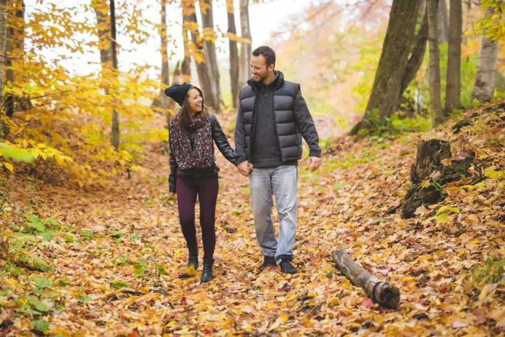 Een wandelend stel in het herfstbos