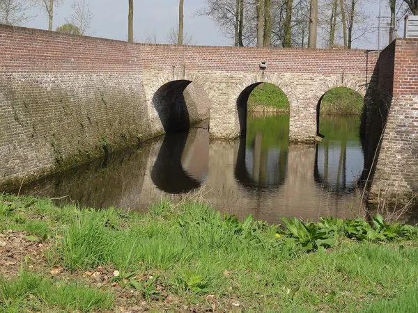 Grachtbrug van de kasteelruïne in Geijsteren