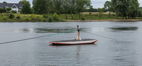Ankerbootje van de veerpont bij Broekhuizen