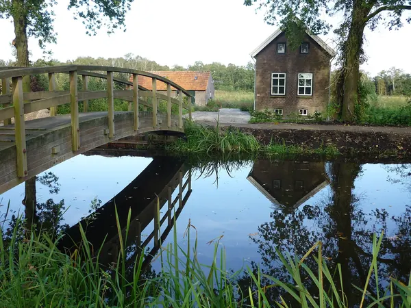 Bruggetje over de Helenavaart