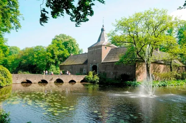 Kasteel Arcen met de vijver en de fontein
