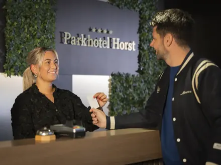 Gast bij de receptie van Parkhotel Horst