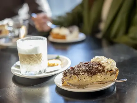 Koffie met Limburgse vlaai in restaurant BØFF
