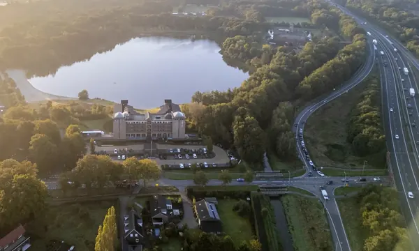 Luchtfoto van Parkhotel Horst direct aan de A73